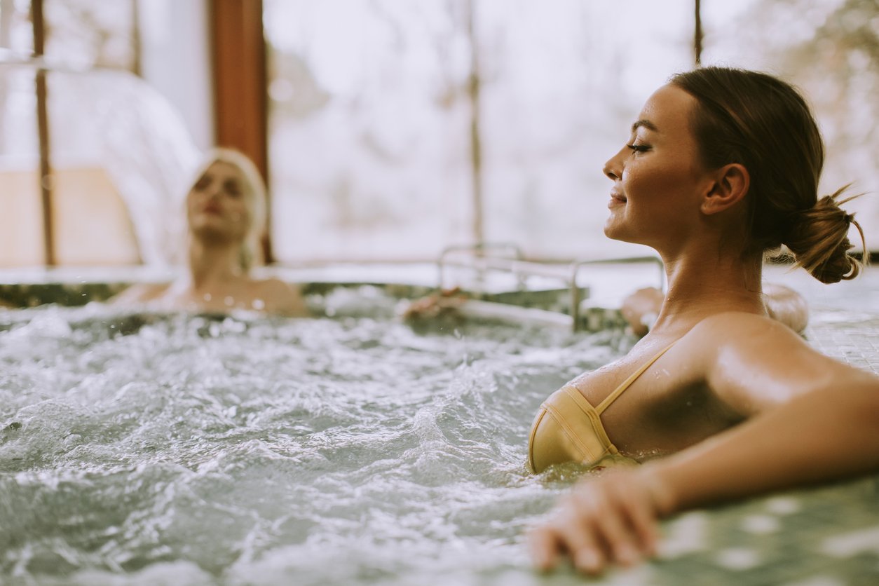 vrouw in bubbelbad