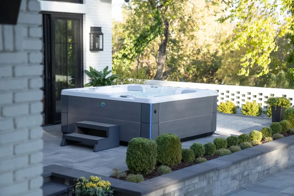 HotSpring Spa's 2 HotSpring Highlife Aria in een aangelegde tuin