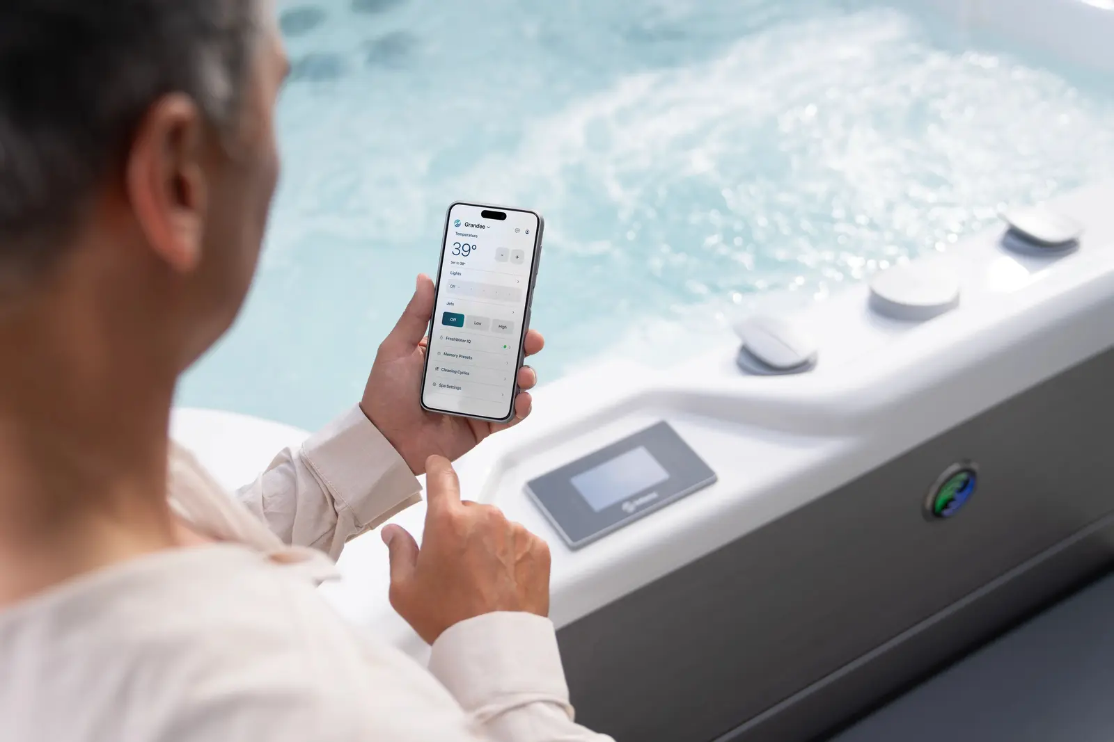 HotSpring jacuzzi bedienen via de app op een smartphone