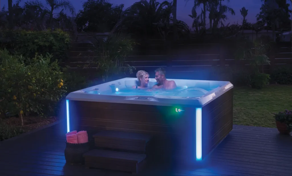 HotSpring Spa's 80 Koppel in een HotSpring Limelight jacuzzi in de avond