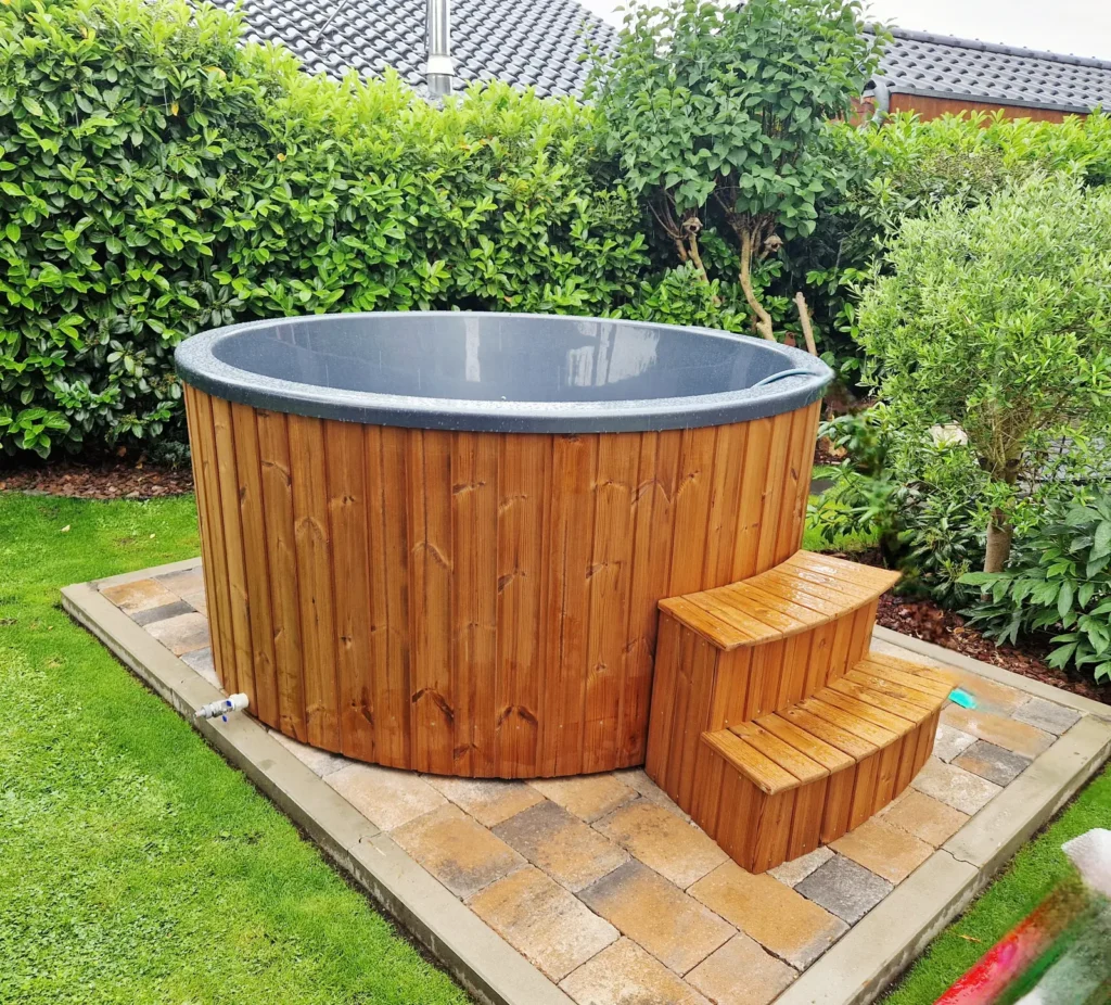 Hottub showroom 1 Houten hottub met traptrede in een tuin in Limburg