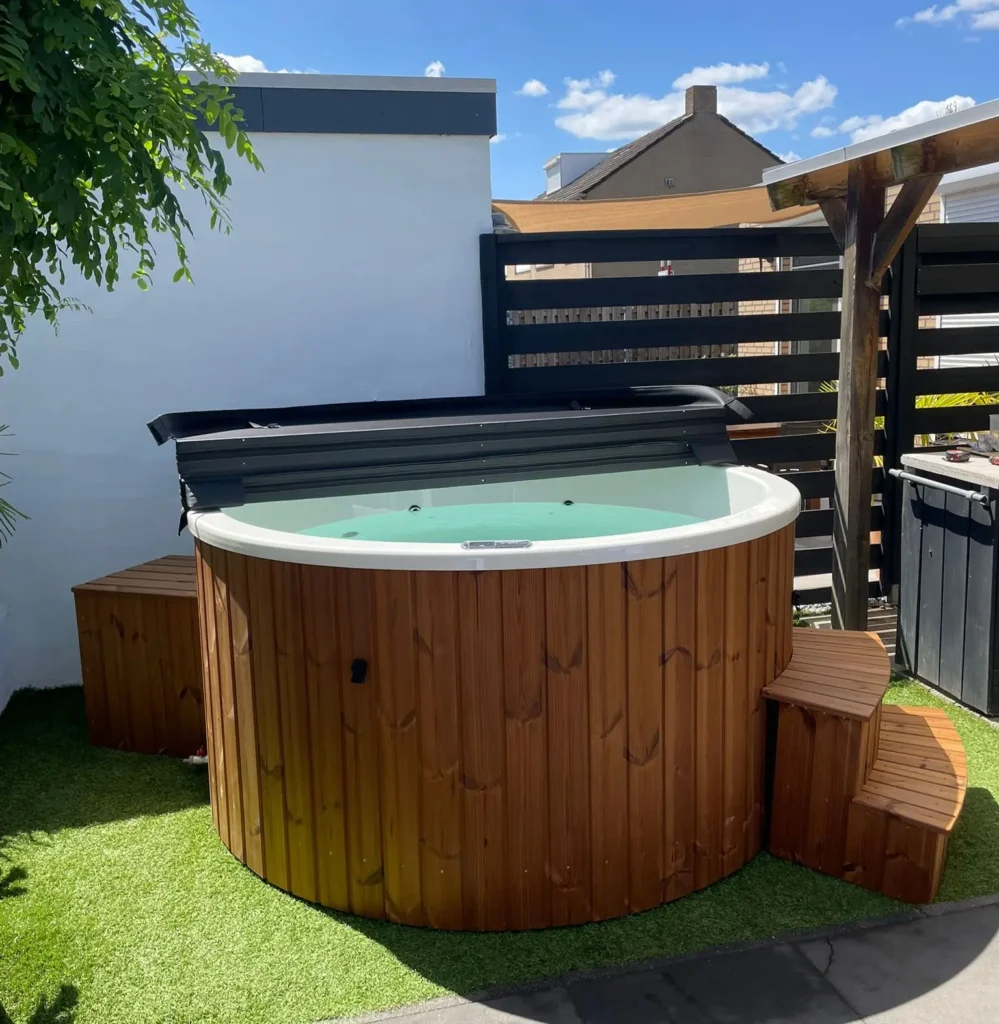 Hottub showroom 73 Hottub geplaatst bij een klant van Spabad Limburg