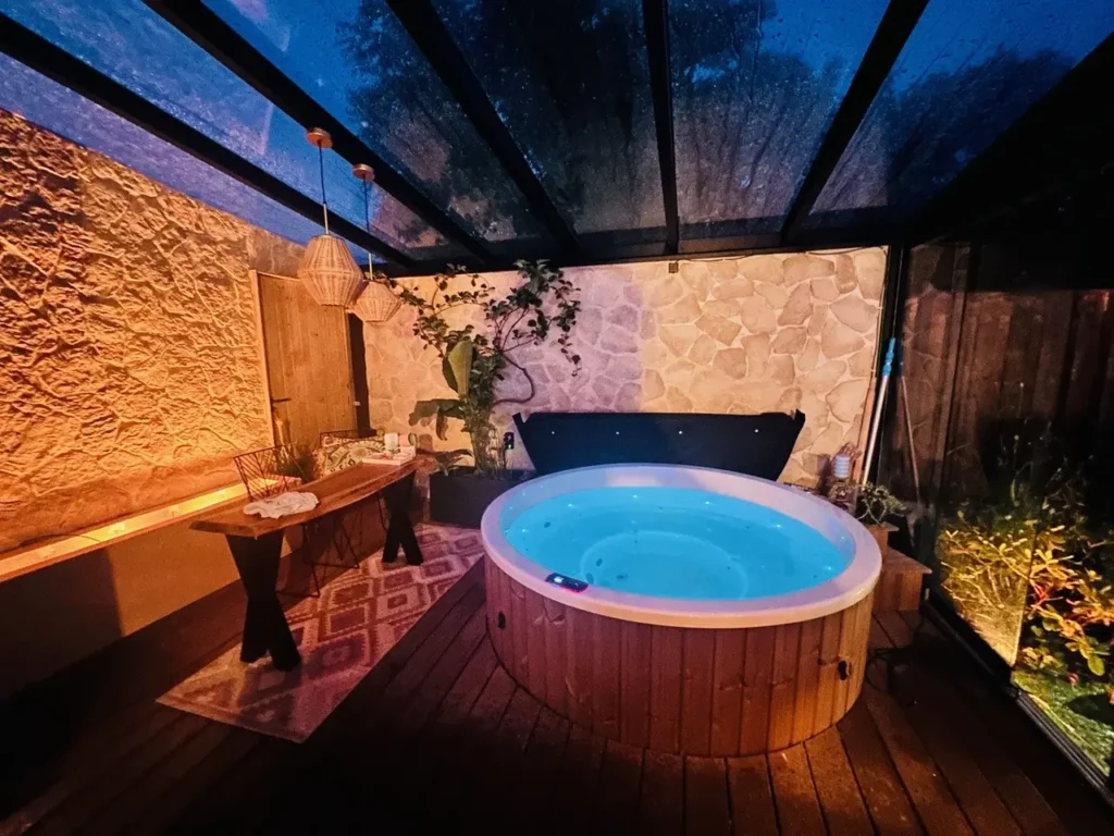 Hottub showroom 78 Verlichte hottub in de avond op een overdekt terras in Limburg