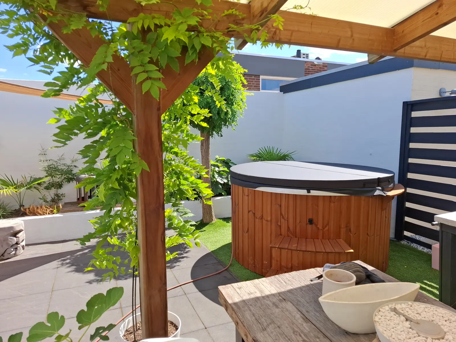 Hottub onder een houten overkapping in de tuin