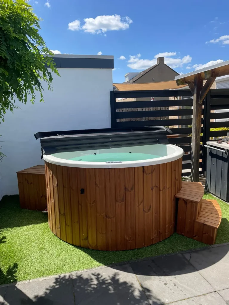 Hottub showroom 80 Geopende hottub met houten mantel op een terras