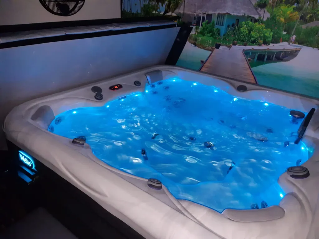 Wellis jacuzzi met blauwe sfeerverlichting in de avond