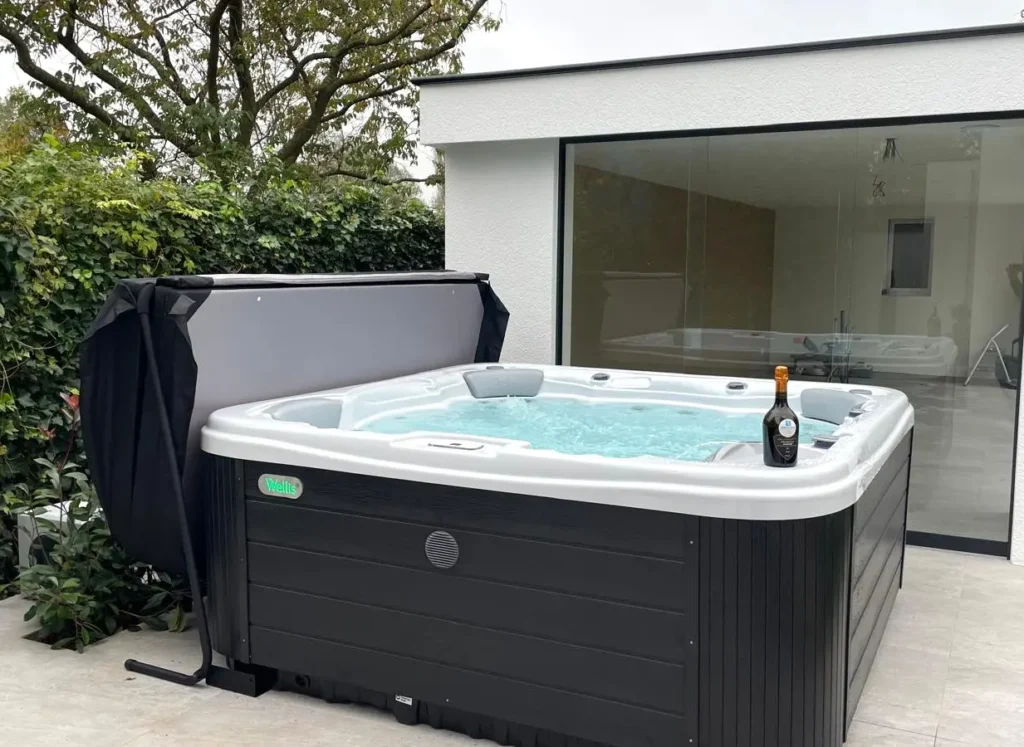 Wellis jacuzzi op een terras bij een moderne woning in Limburg