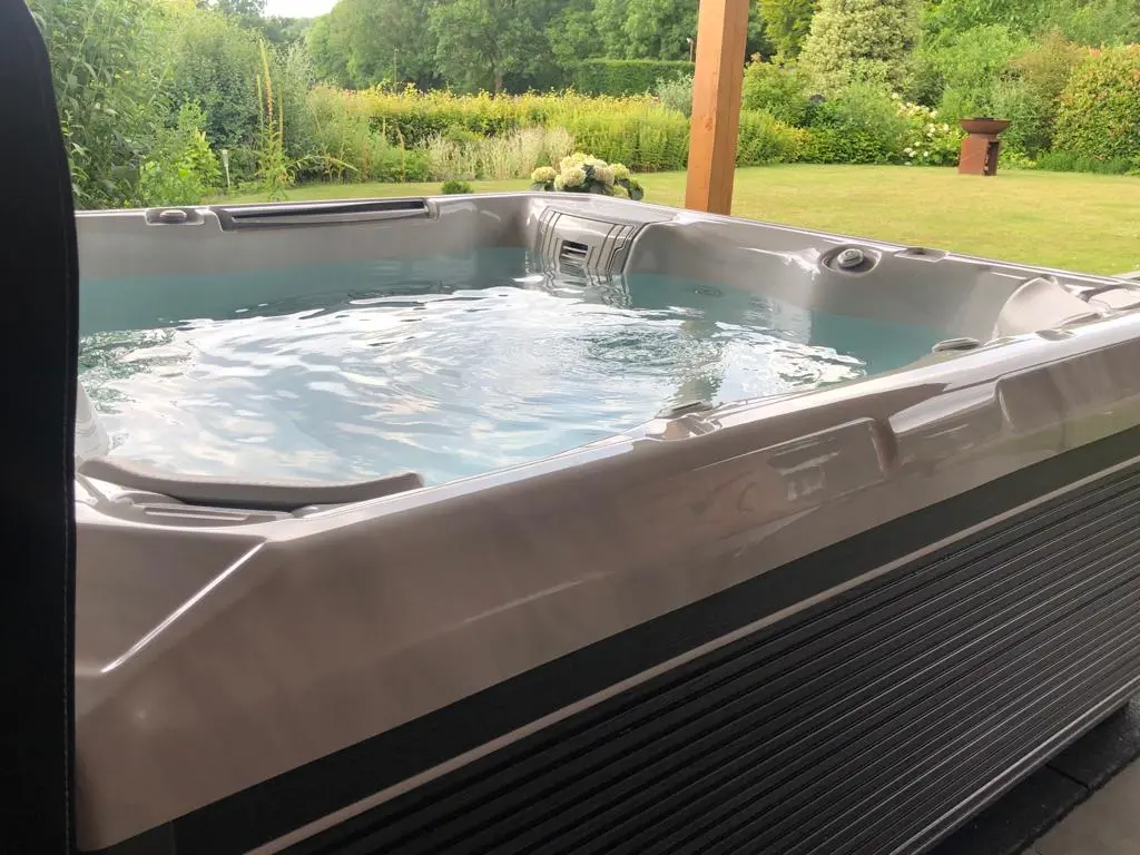 Wellis jacuzzi met uitzicht over de tuin