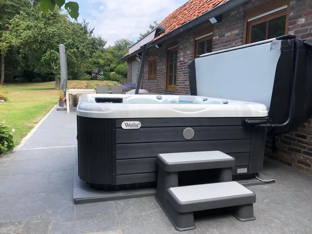 Wellis Venus jacuzzi met trap in de tuin van een klant