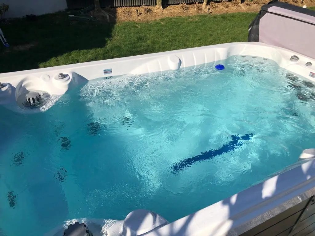 Bovenaanzicht van een Wellis zwemspa met tegenstroom