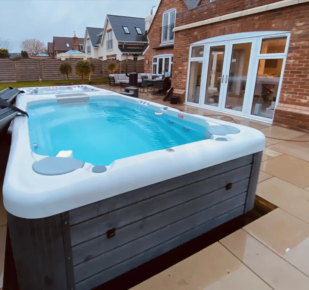 Wellis zwemspa geplaatst bij een klant in de tuin